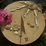 Foto: Sonnenuhr aus Steinguss und Messing